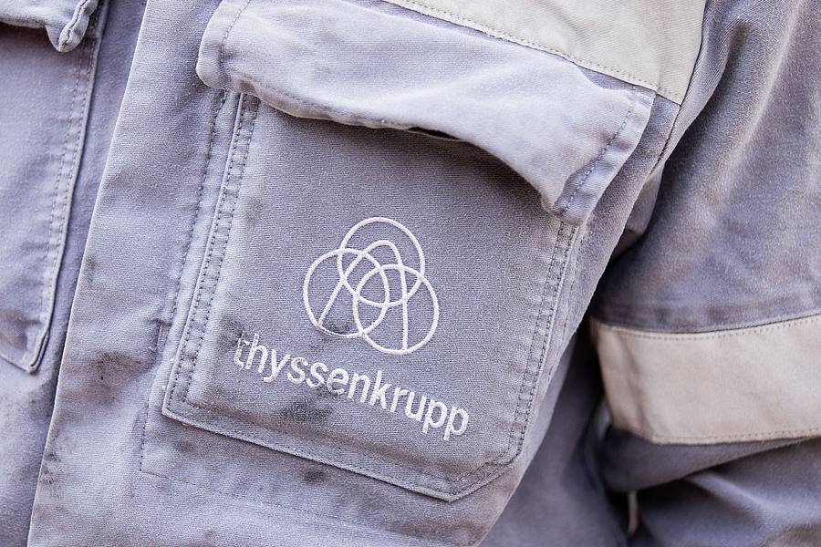 Thyssenkrupp-Logo auf einer Brusttasche