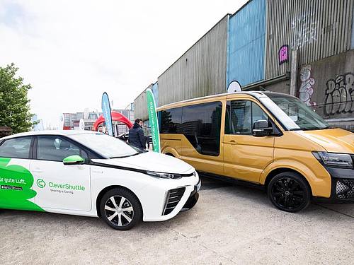 Ein Elektro-Sammeltaxi der VW-Tochter Moia und ein Fahrzeug von Clever Shuttle (l) auf dem New Mobility Day in Hamburg. (Nicht nur) Der Bitkom feilt an neuen Mobilitätskonzepten. Foto: Christian Charisius/Archiv