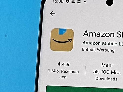 Die Amazon-Shopping-App im Google Play Store: Amazon hat das neue Symbol seiner Smartphone-App angepasst, nachdem sich einige Nutzer im Netz an einen Hitler-Schnauzbart erinnert fühlten. Foto: Christoph Dernbach/dpa