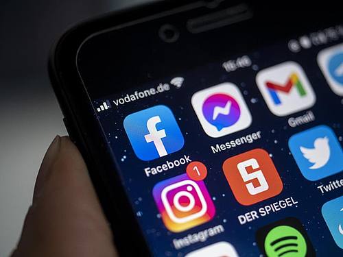 Instagram und Facebook ermöglichen es künftig, die Like-Zahlen unter den Posts auszublenden. Foto: Fabian Sommer/dpa