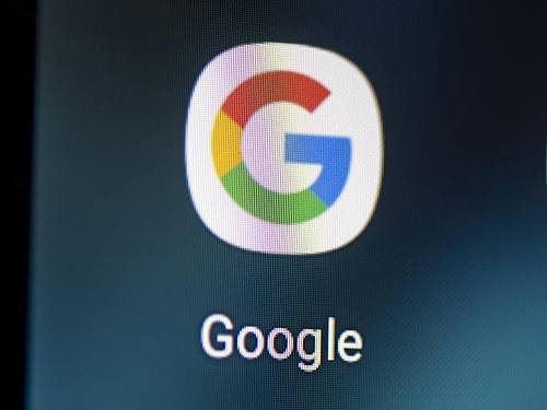 Auf dem Bildschirm eines Smartphones sieht man das Logo der Google-App. Foto: Fabian Sommer/dpa