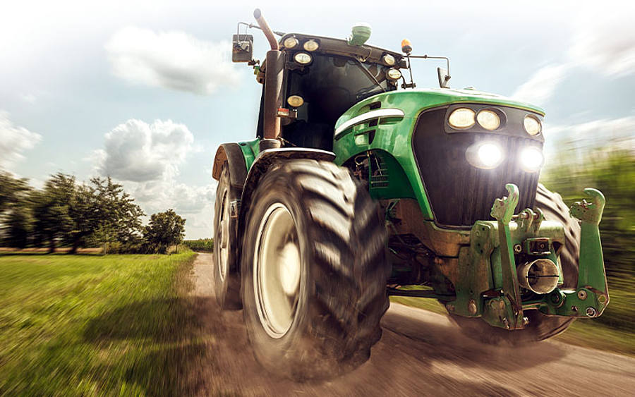 Traktor auf Feldweg