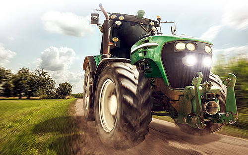 Traktor auf Feldweg