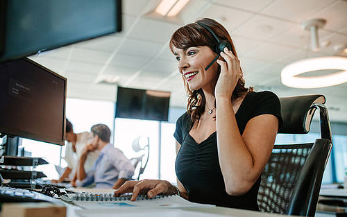Frau mit Headset im Büro
