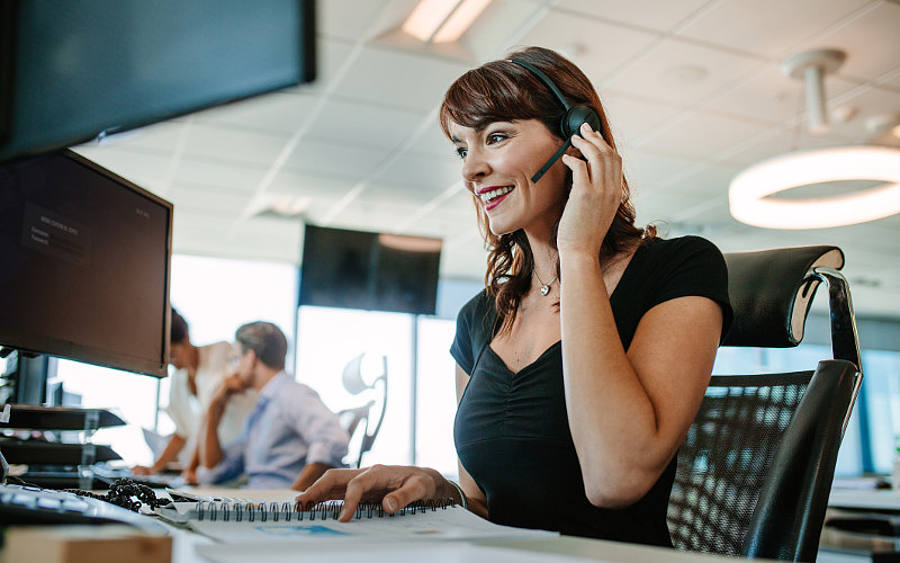 Frau mit Headset im Büro