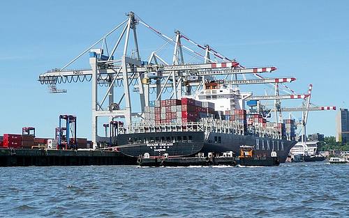 Containerschiff im Hamburger Hafen - © Waltraud Strobel - pixelio.de