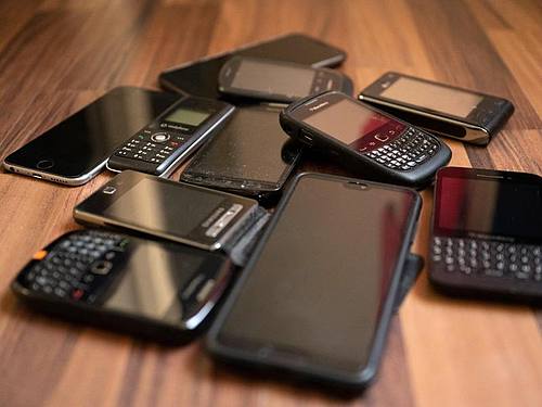 alte Smartphones oder Handys. Foto: Lisa Ducret/dpa