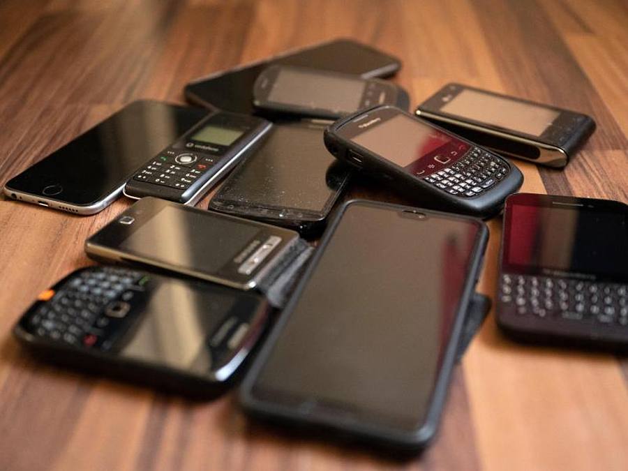 alte Smartphones oder Handys. Foto: Lisa Ducret/dpa