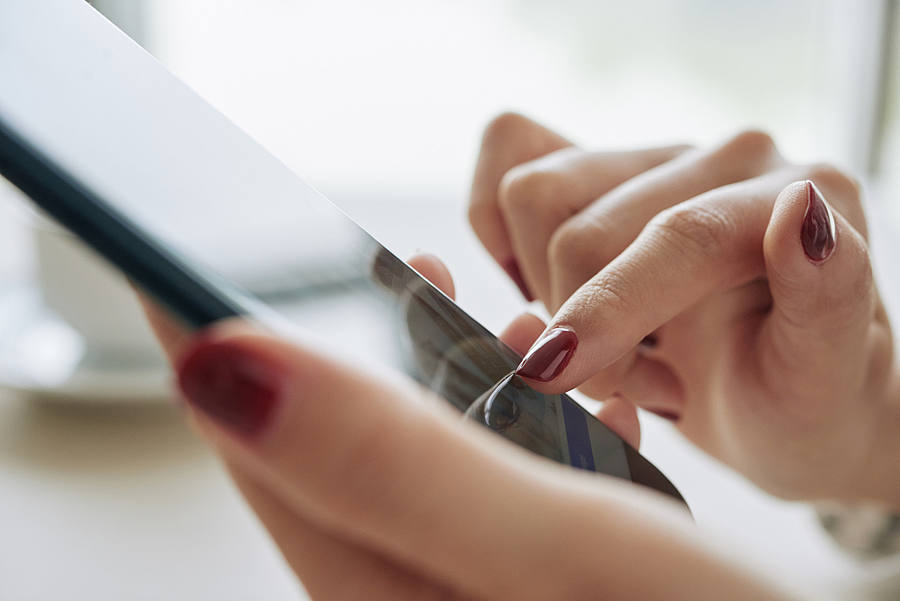 Nahaufnahme von weiblichen Händen mit Smartphone