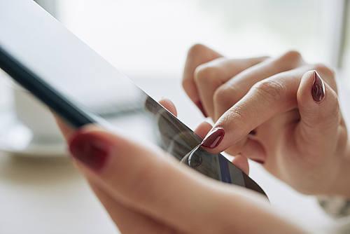 Nahaufnahme von weiblichen Händen mit Smartphone