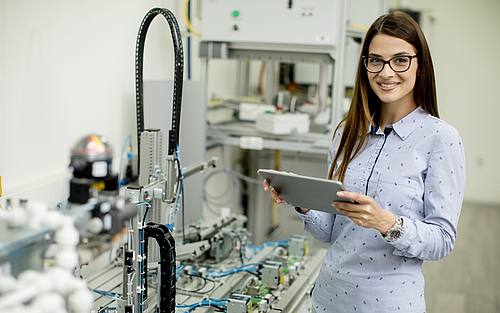 Ingenieurin im Labor
