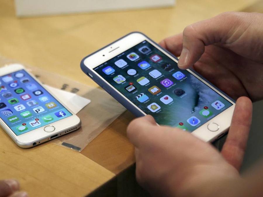iPhone in den Händen eines Mannes