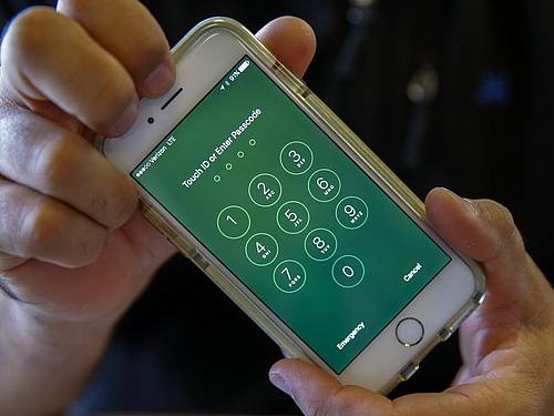 Apple und das FBI streiten schon seit Jahren um Zugang zu iPhones etwa von Kriminellen. Foto: Erik S. Lesser/epa/dpa