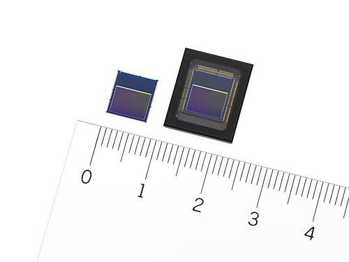 Die neuen Bildsensoren von Sony, IMX500 (l) und IMX501. Foto: -/Sony/dpa