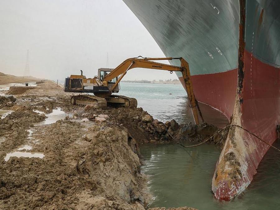 Die Arbeit eines kleinen Baggers am Bug des riesigen Schiffs wurde im Netz umgehend als Vergleich genutzt - etwa mit den Corona-Maßnahmen. Foto: -/Suez Canal Authority/dpa
