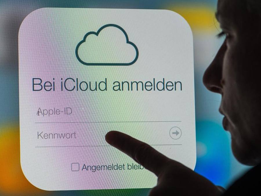 Nachdem Apples angekündigtes System zum Aufspüren kinderpornografischer Fotos Überwachungsängste geweckt hat, bessert der iPhone-Konzern nach. Foto: Armin Weigel/dpa