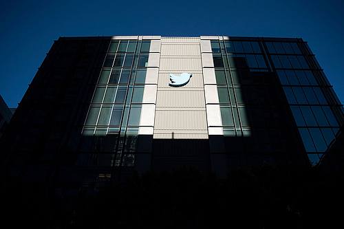 Ein Twitter-Logo hängt vor den Büros des Unternehmens in San Francisco.