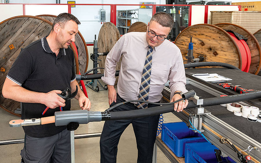 In der Werkstatt am helfen 