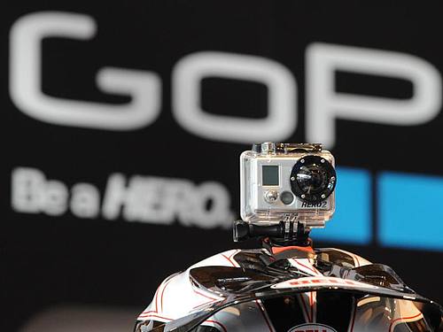 Eine GoPro-Kamera auf einem Fahrradhelm. Foto: Patrick Seeger/dpa