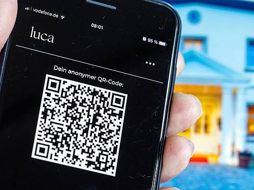 Die neue Corona-Warn-App ist auf einem iPhone geöffnet. Foto: Jens Büttner/dpa-Zentralbild/dpa