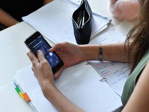 Einer Studie zufolge sind Jugendliche während der Corona-Zeit mehr online als davor. Foto: Jens Kalaene/ZB/dpa