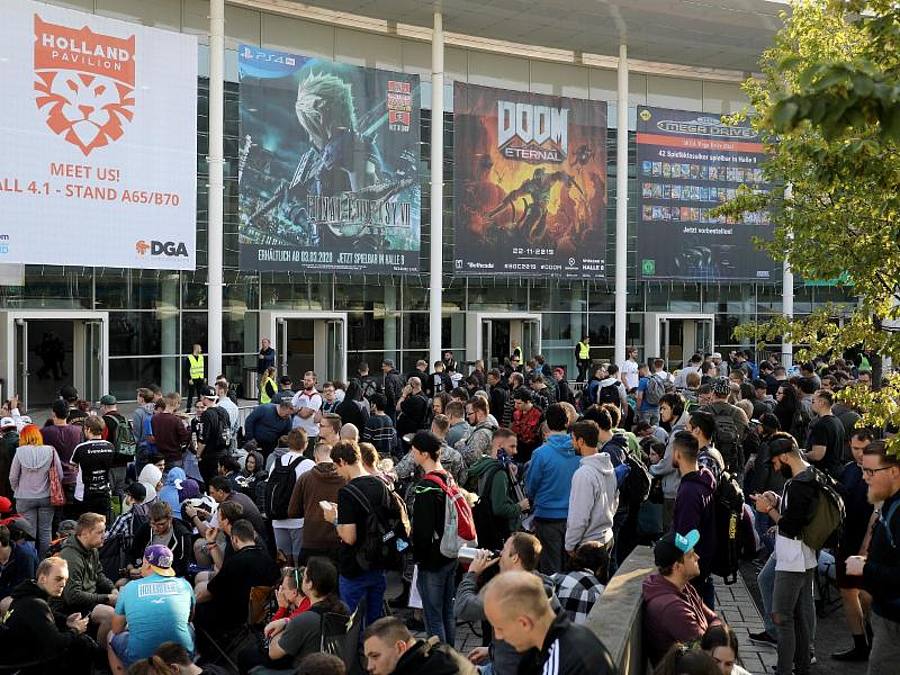 Messebesucher warten im August 2019 vor einer Messehalle der Gamescom auf den Einlass. Foto: Oliver Berg/dpa