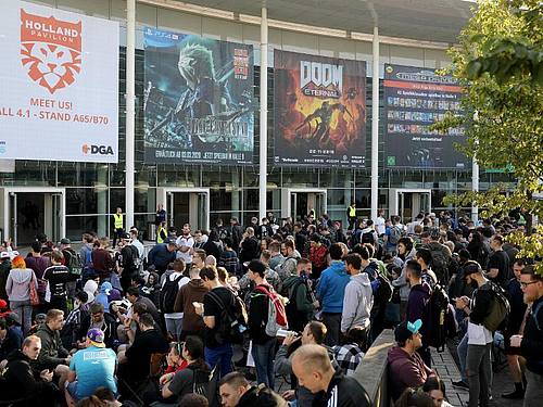 Messebesucher warten im August 2019 vor einer Messehalle der Gamescom auf den Einlass. Foto: Oliver Berg/dpa