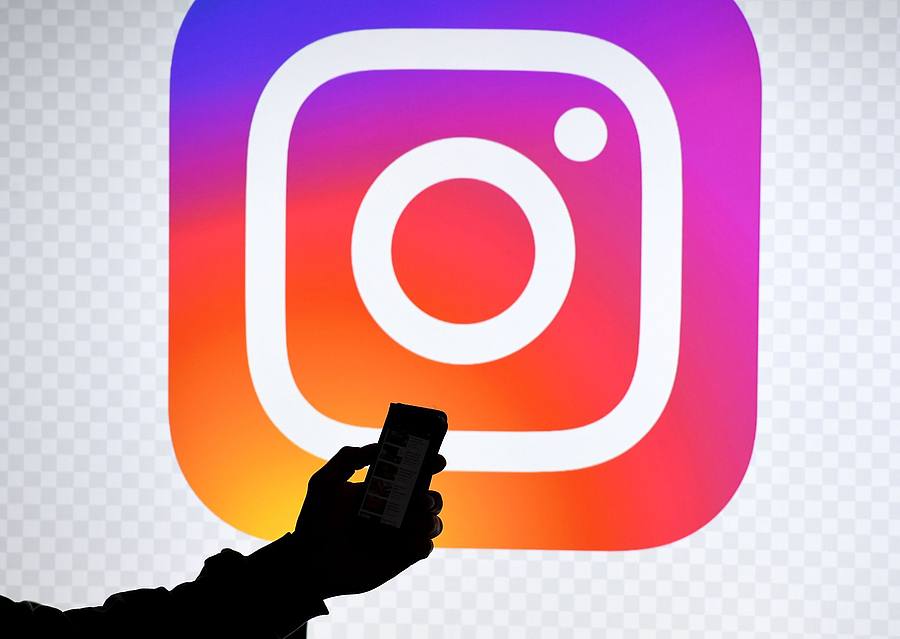 Ein Smartphone vor dem Logo von Instagram.