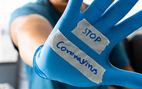 Arzt mit Handschuhen