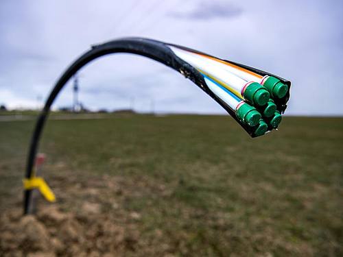 Ein Leerrohr für Glasfaser auf einem Acker. So verlegte die oberbayerische Gemeinde Halsbach ihre Glasfaserkabel - und sparte damit Kosten. Foto: Sina Schuldt/dpa