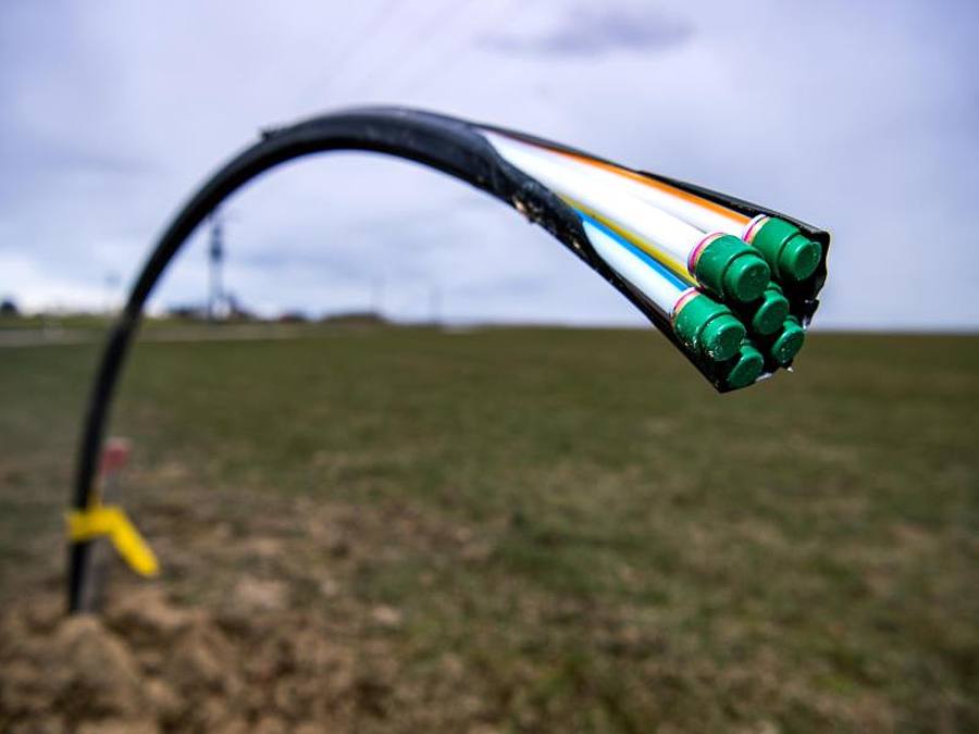 Ein Leerrohr für Glasfaser auf einem Acker. So verlegte die oberbayerische Gemeinde Halsbach ihre Glasfaserkabel - und sparte damit Kosten. Foto: Sina Schuldt/dpa
