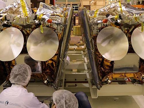 Zwei OneWeb-Satelliten, die auf der Plattform eines Fracht-Containers montiert sind. Foto: Airbus One Web/dpa