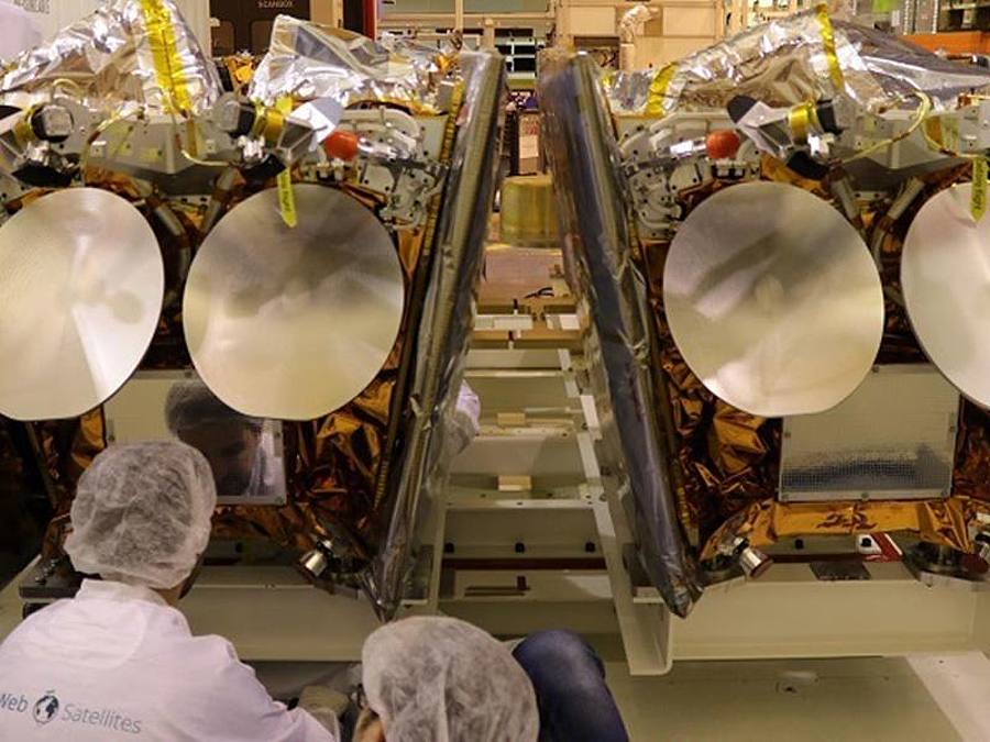 Zwei OneWeb-Satelliten, die auf der Plattform eines Fracht-Containers montiert sind. Foto: Airbus One Web/dpa
