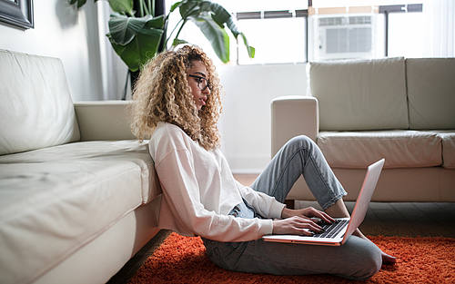 Junge Frau mit Laptop