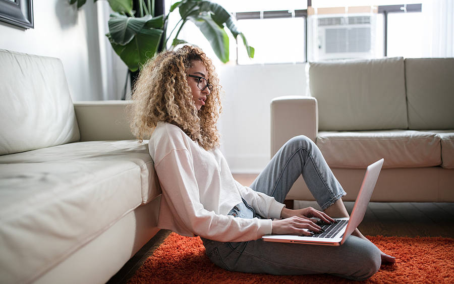 Junge Frau mit Laptop