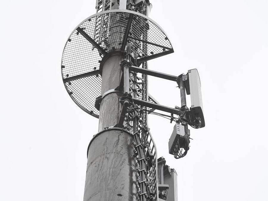 Mobilfunkantennen den Mobilfunkstandard 5G sind an einem Mobilfunkmast angebracht. Foto: Stefan Sauer/dpa-Zentralbild/dpa