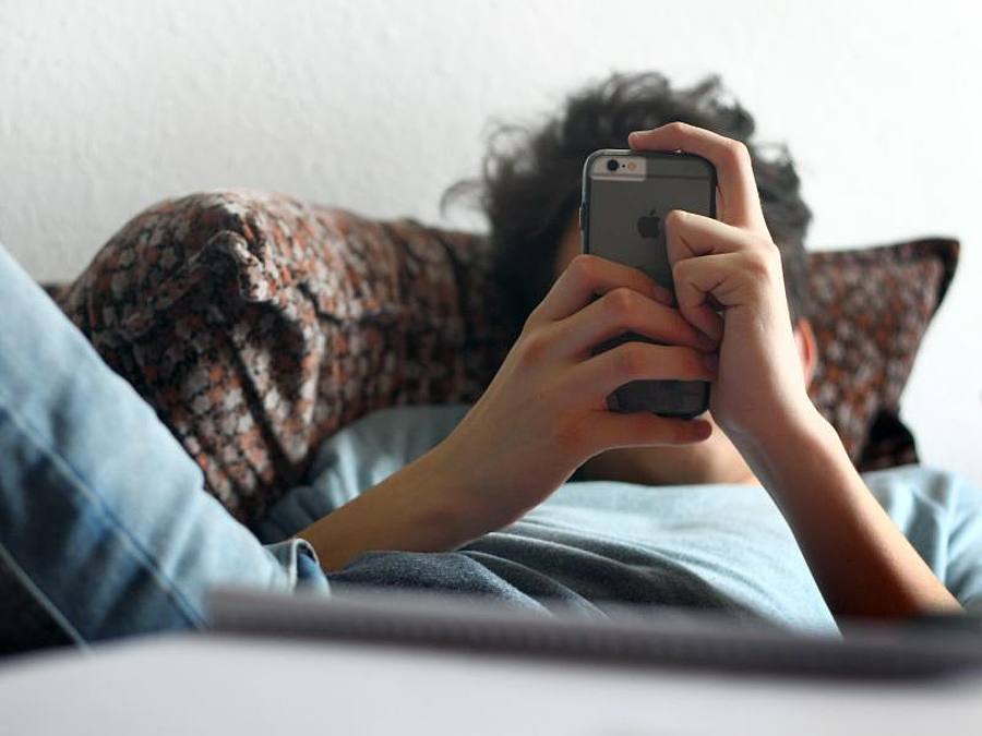 Person schaut auf Smartphone