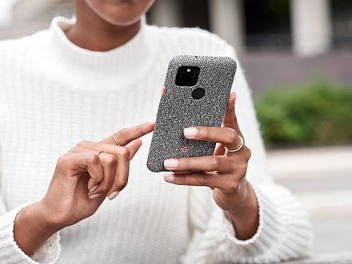 Eine Frau hält ein Pixel-Smartphone von Google in den Händen. Foto: Google/dpa