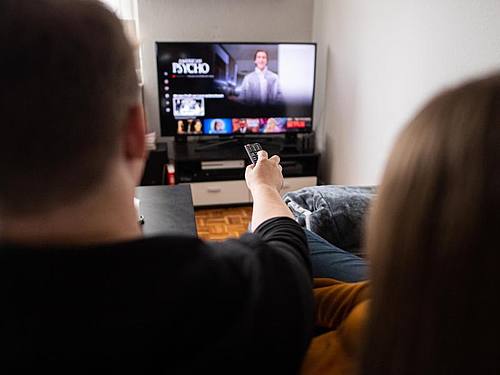 Immer mehr Haushalte in Deutschland schauen Fernsehen nicht mehr über den Weg Kabel oder Satellit, sondern nutzen dafür das Internet. Foto: Daniel Reinhardt/dpa