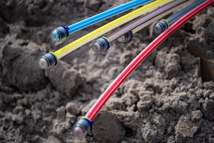 Glasfaserkabel liegen auf einer Baustelle.