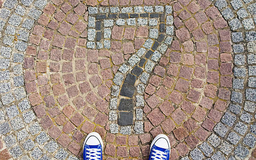 Turnschuhe auf Kopfsteinpflaster