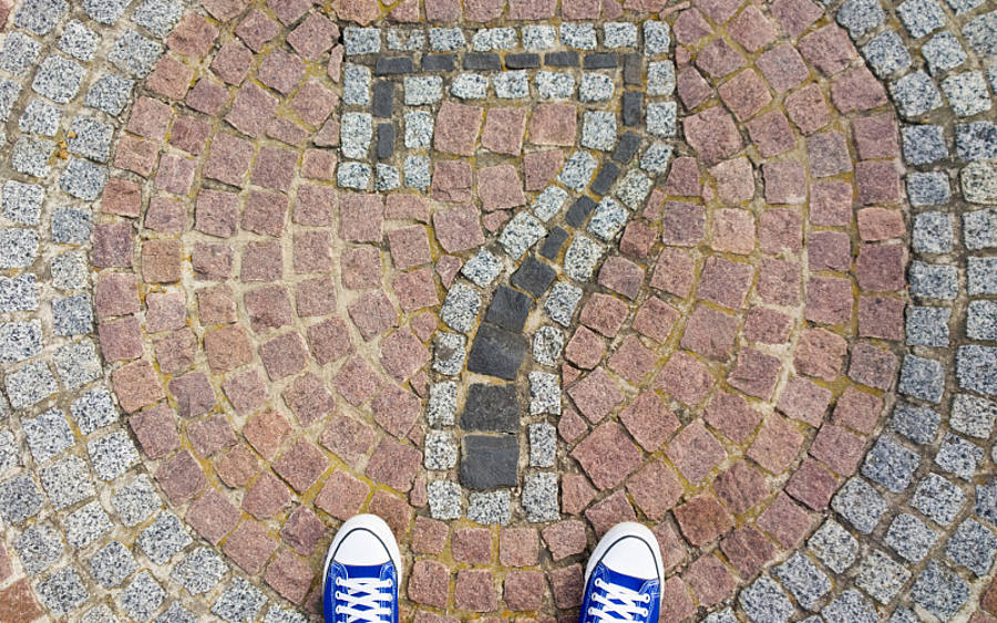 Turnschuhe auf Kopfsteinpflaster