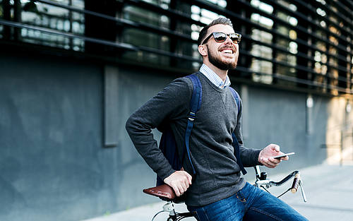 Hipster mit Sonnenbrille und Fahrrad