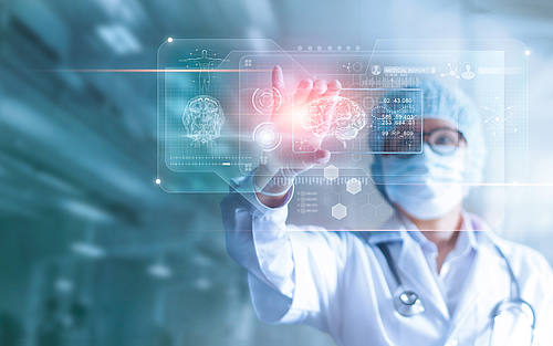 Ärztin mit Mundschutz begutachtet digitale EEG-Bilder