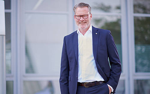 Stephen Schienbein, Aki