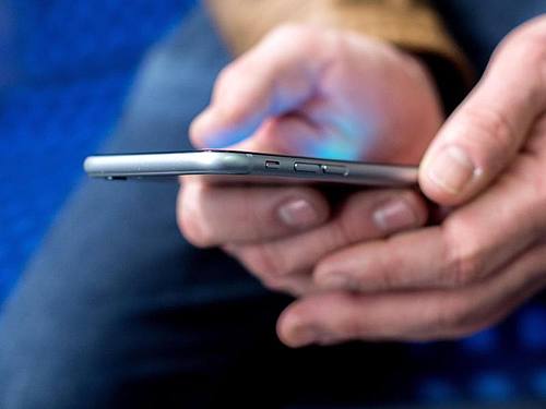 Die Corona-Warn-App der Bundesregierung soll voraussichtlich Mitte Juni in einer ersten Version zur Verfügung stehen. Foto: Hauke-Christian Dittrich/dpa/Symbolbild