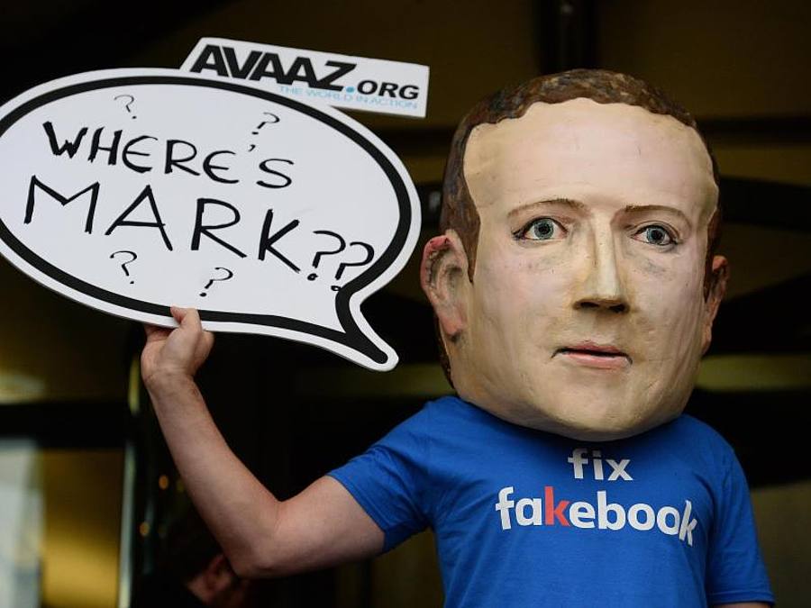 Nicht nur dieser Aktivist fragt sich das: Parlamentarier aus der ganzen Welt trafen sich in London, um über die Auswirkungen von Falschinformationen auf die Demokratie zu diskutieren - ohne den Facebook-Chef. ((Foto: Kirsty O'Connor/PA Wire))