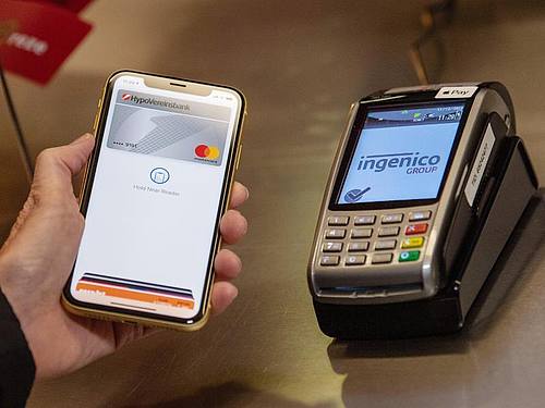 Kontaktloses Bezahlen mit Apple Pay unterstützen jetzt auch Deutschlands Volksbanken. Foto: Lino Mirgeler/dpa