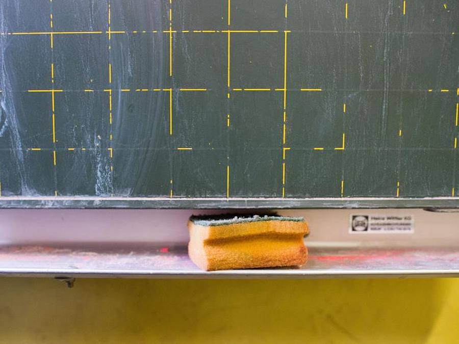 Die Investitionen in digitale Technik an Schulen in den vergangenen Jahren etwa durch den Digitalpakt Schule haben aus Sicht von Lehrkräften Verbesserungen bei der Wlan-Anbindung von Klassenräumen und bei Lernplattformen gebracht. Foto: Klaus-Dietmar Ga