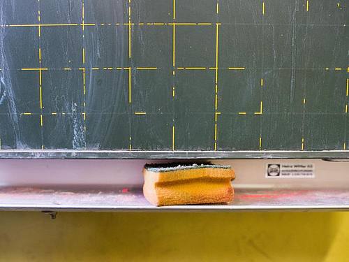 Die Investitionen in digitale Technik an Schulen in den vergangenen Jahren etwa durch den Digitalpakt Schule haben aus Sicht von Lehrkräften Verbesserungen bei der Wlan-Anbindung von Klassenräumen und bei Lernplattformen gebracht. Foto: Klaus-Dietmar Ga